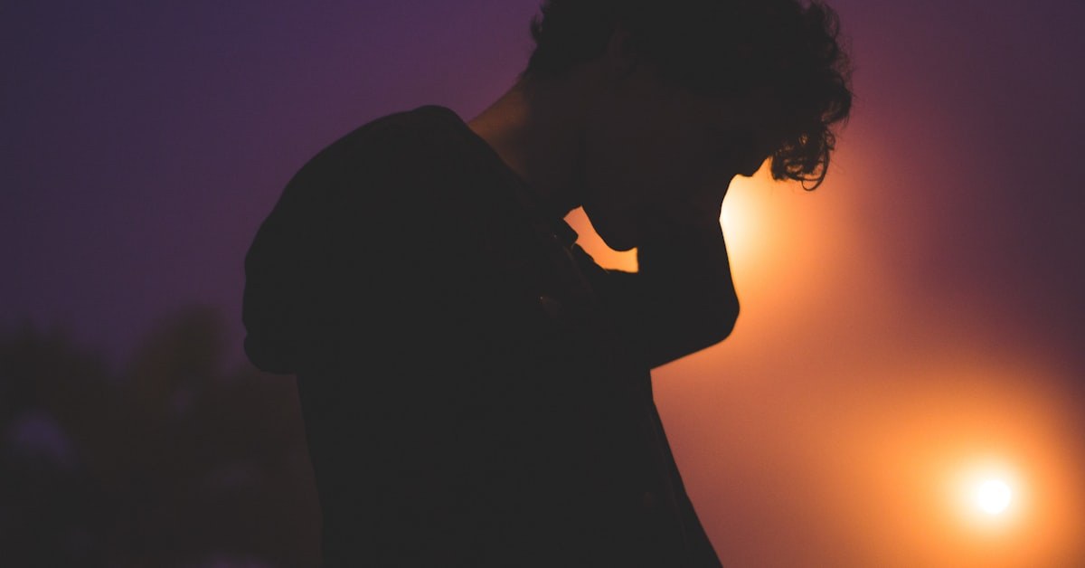 Adolescente pensativo simbolizando a geração brasileira que se afasta da religião organizada segundo pesquisa Unifesp e USP