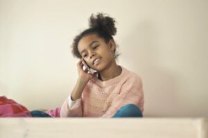 adolescente segurando celular com expressão de ansiedade causada por redes sociais