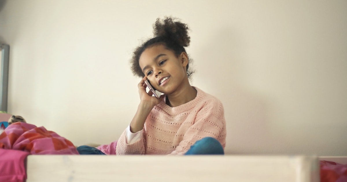 adolescente segurando celular com expressão de ansiedade causada por redes sociais
