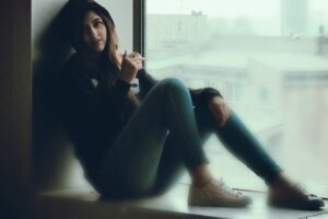 Adolescente sentado sozinho com expressão triste — saúde mental adolescentes cristãos em crise