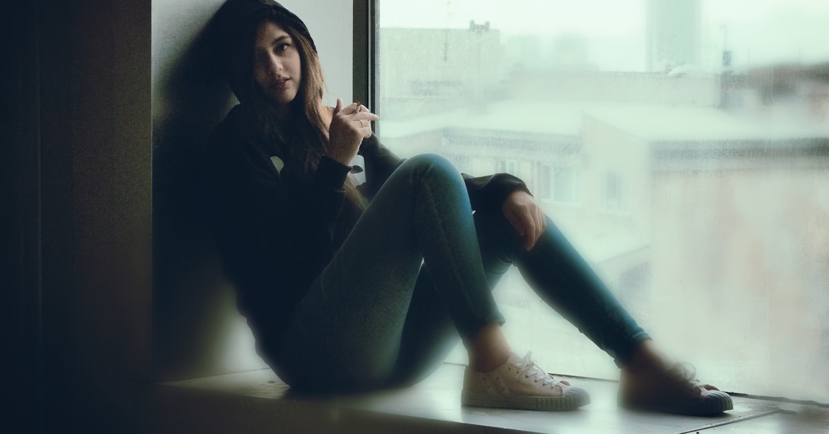 Adolescente sentado sozinho com expressão triste — saúde mental adolescentes cristãos em crise