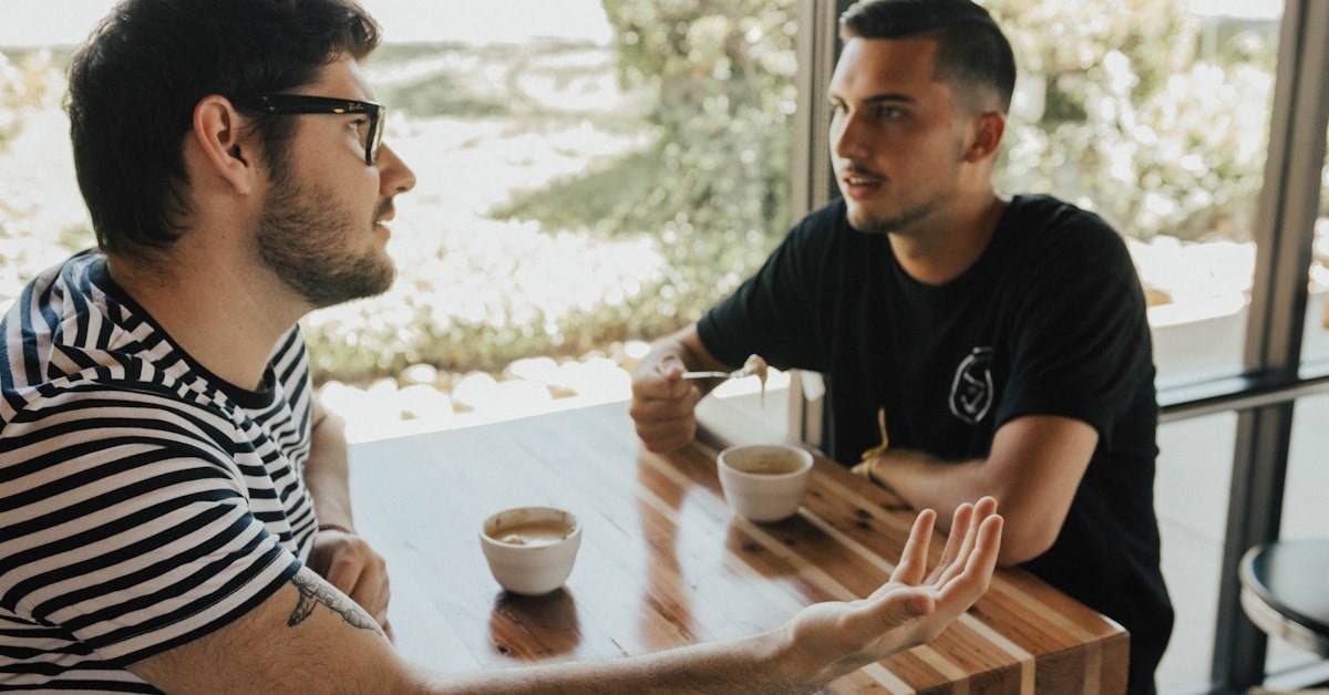 Líder e jovem em conversa individual de discipulado intencional