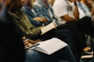 Grupo de adolescentes em encontro bíblico planejando série de mensagens