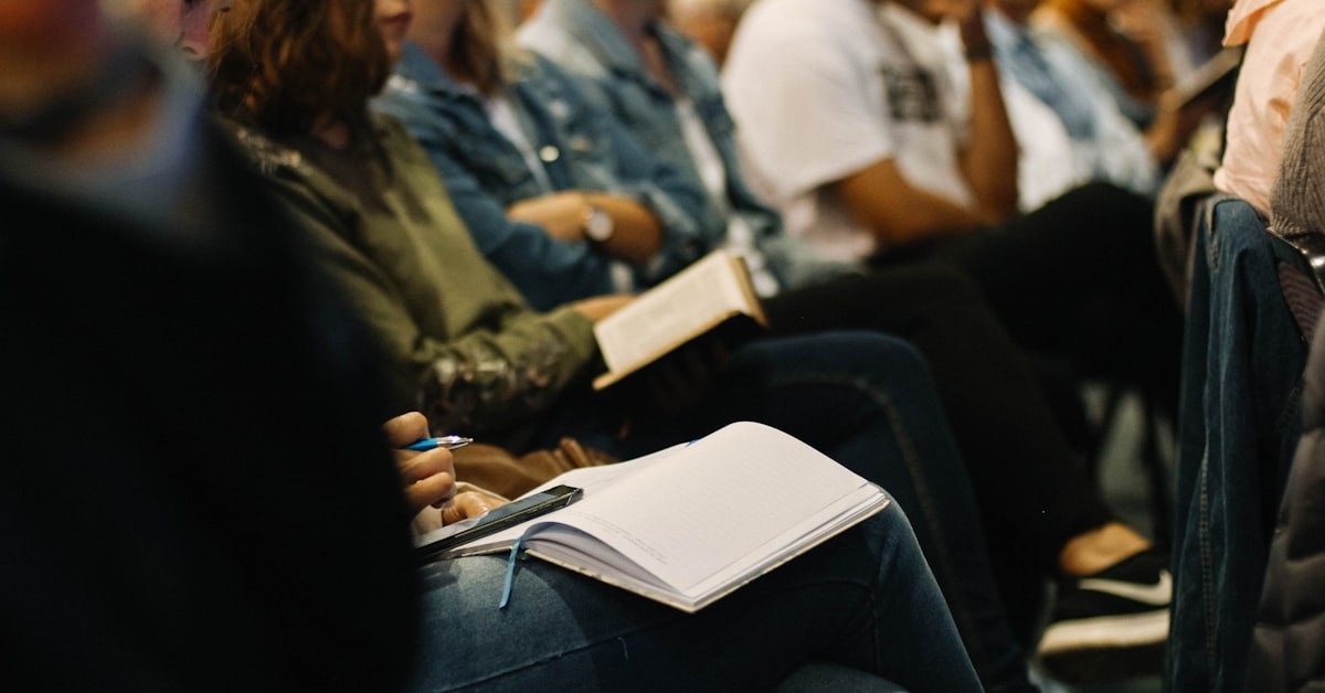 Grupo de adolescentes em encontro bíblico planejando série de mensagens