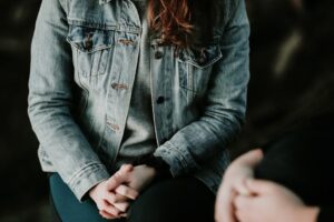 Líder ouvindo adolescente em sofrimento emocional com atenção e cuidado