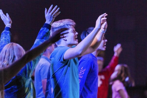 adolescentes em grupo de jovens demonstrando abertura espiritual na igreja