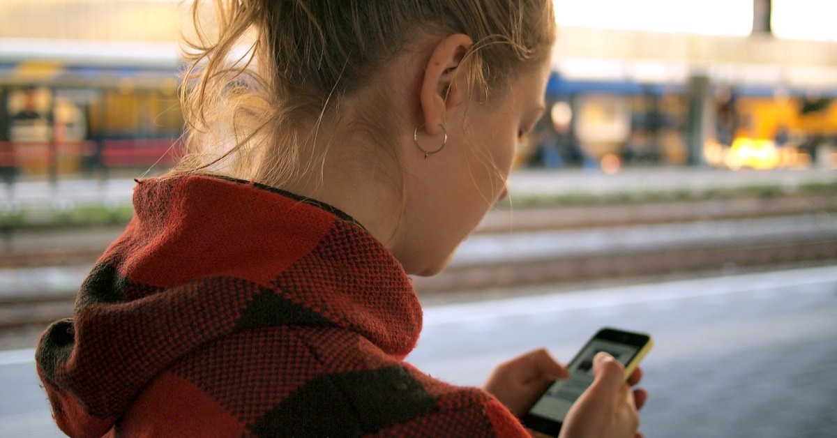 Adolescente distraído no celular, representando a futilidade em adolescentes cristãos
