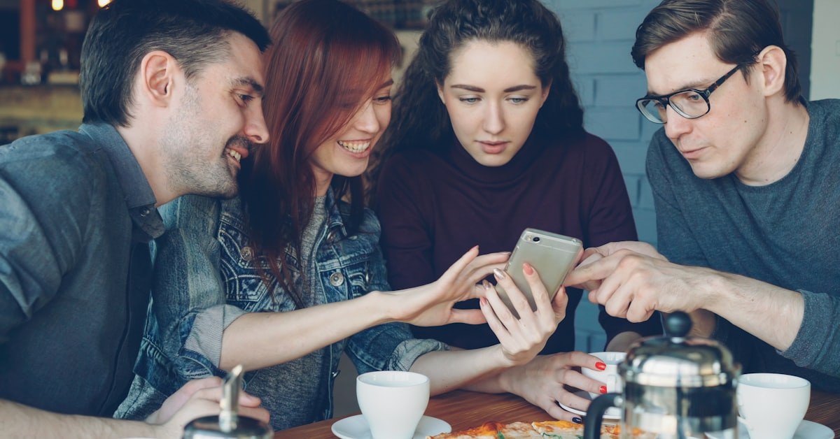 Grupo de adolescentes cristãos da geração digital reunidos em comunidade, representando a liderança de adolescentes na era digital
