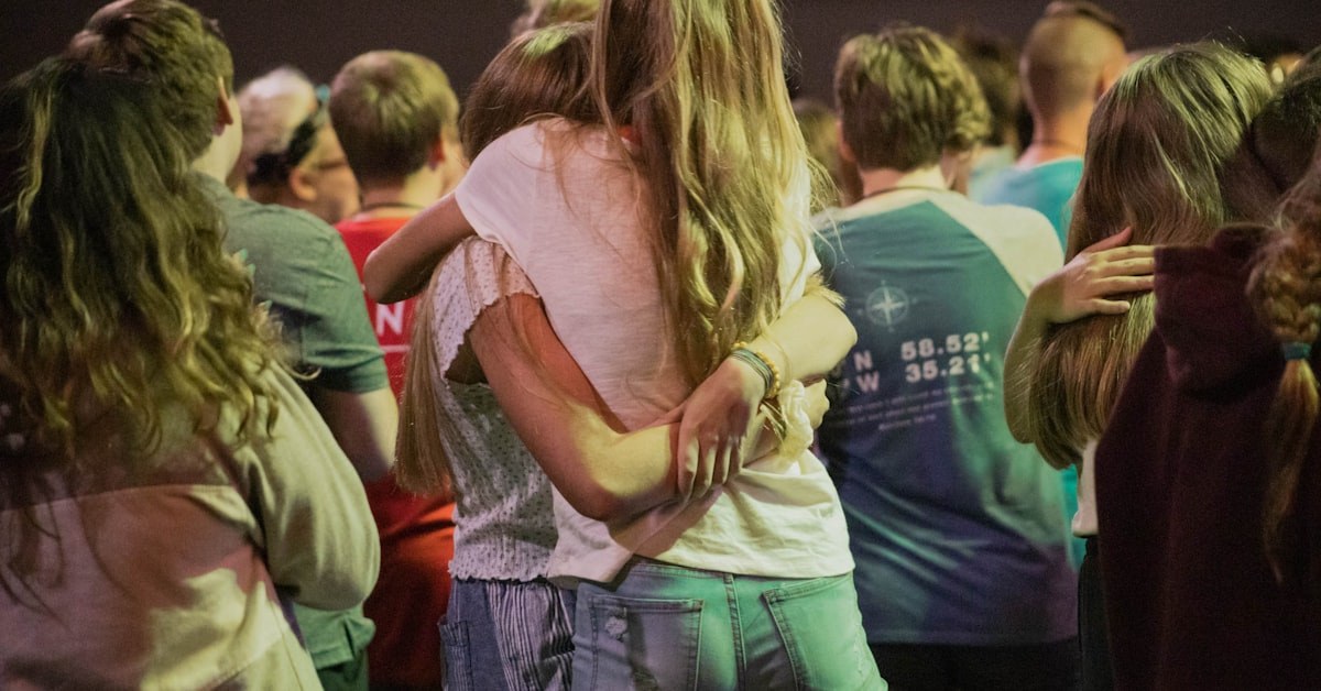 Líder de jovens em conversa próxima com jovem, olho no olho, sem celular
