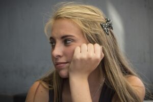Menina adolescente com olhar distante, representando a crise emocional silenciosa das meninas adolescentes
