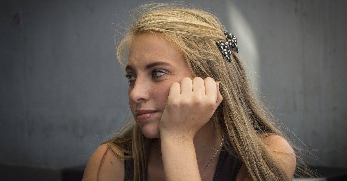 Menina adolescente com olhar distante, representando a crise emocional silenciosa das meninas adolescentes