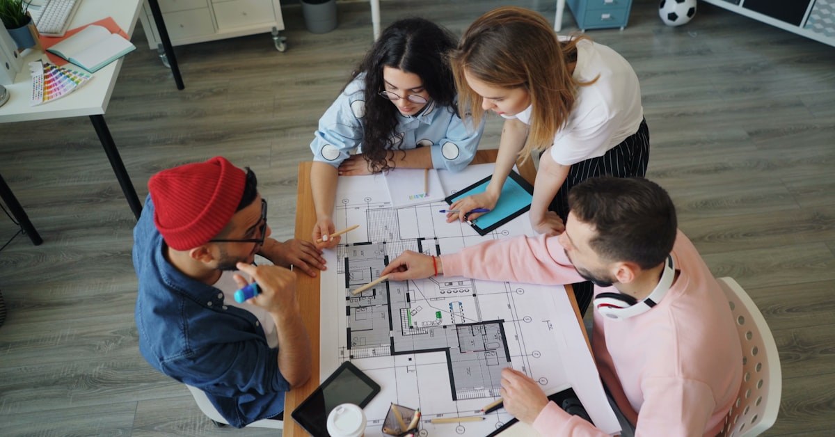 Grupo de adolescentes colaborando em projeto ao redor de uma mesa, representando engajamento de adolescentes no ministério