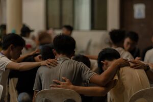 Adolescentes orando em grupo, representando a prática de oração intercessória no ministério de adolescentes Adolescentes orando em grupo, representando a prática de oração intercessória no ministério de adolescentes