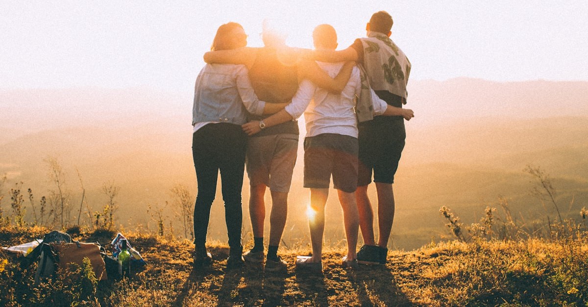 Adolescentes em momento de oração ao ar livre, representando ruptura espiritual na cruzada evangelística de Düsseldorf