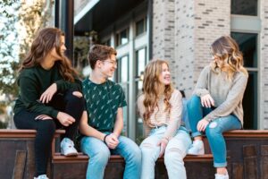 Adolescentes cristãos em conversa séria com líder sobre DST e saúde sexual