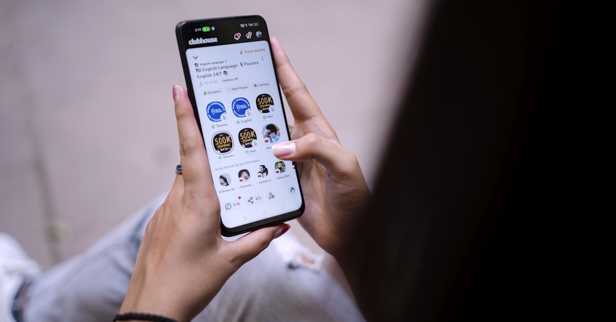 Adolescente organizando a tela do celular com aplicativos personalizados
