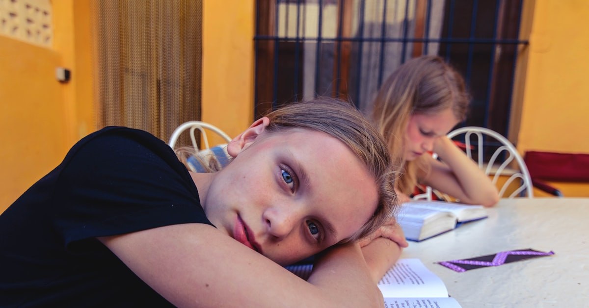 Adolescente cristã estudando com expressão preocupada, representando o perfeccionismo e a autocobrança na fé