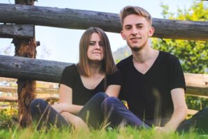 Casal de adolescentes sentado em clima sério, tema de namoro precoce Casal de adolescentes sentado em clima sério, tema de namoro precoce