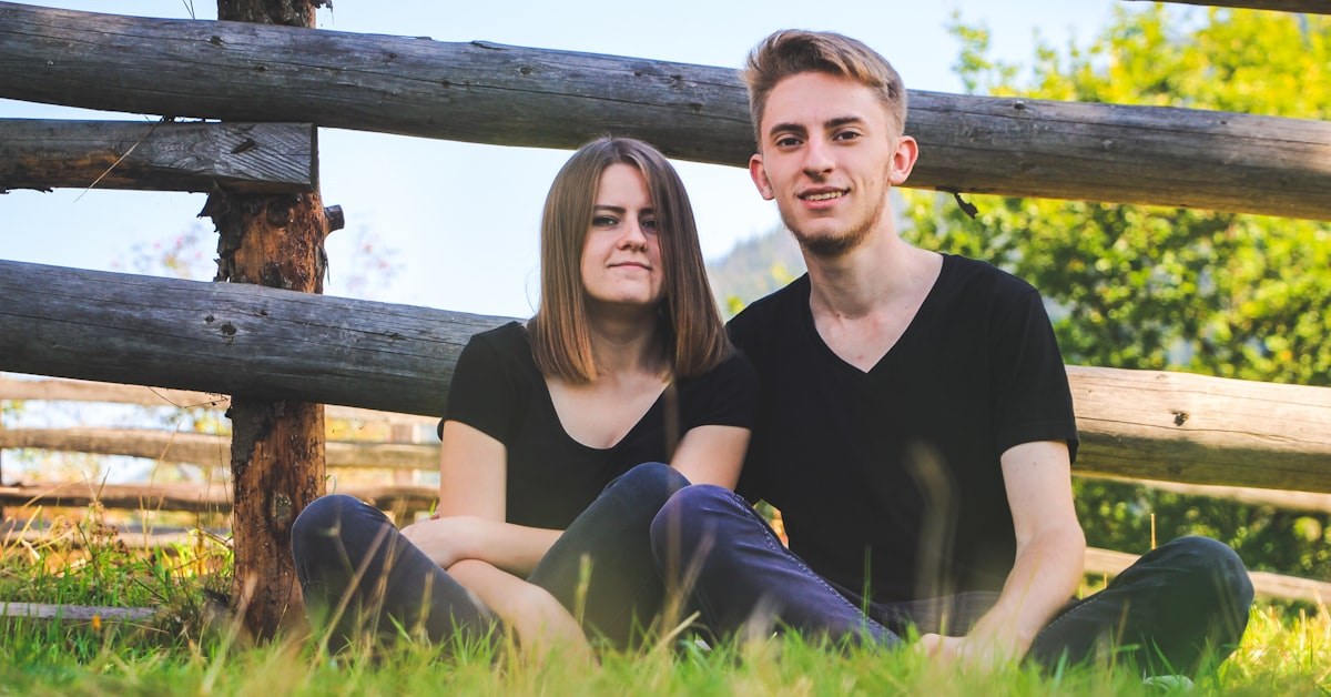 Casal de adolescentes sentado em clima sério, tema de namoro precoce
