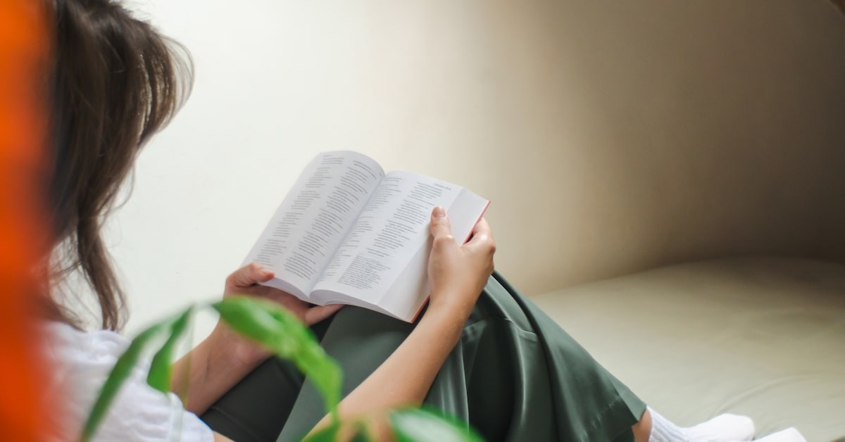 Adolescente lendo Bíblia com versículos marcados à mão, representando herança espiritual tangível