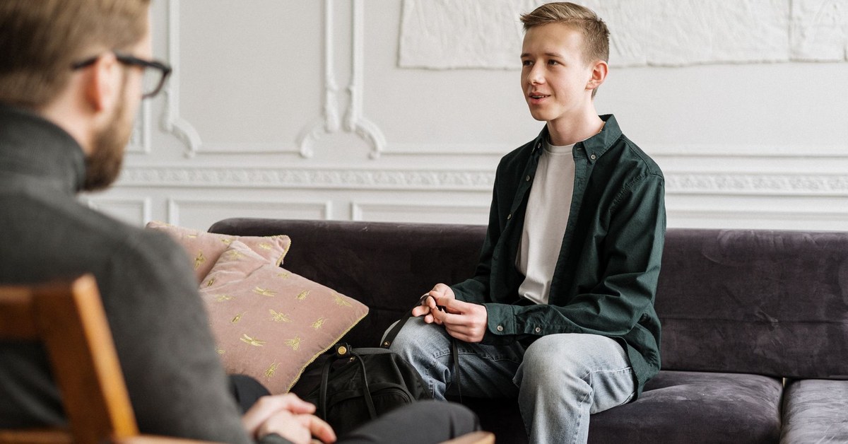 Adolescente conversando com líder sobre dúvidas da fé