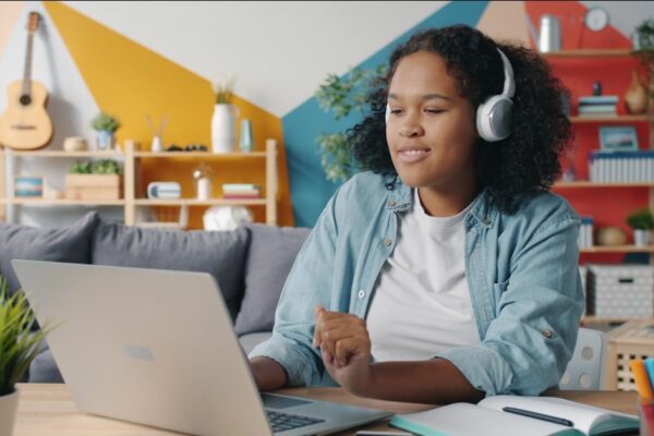 Adolescente ouvindo música com fones, representando a ansiedade na música cristã e a conexão com a geração digital