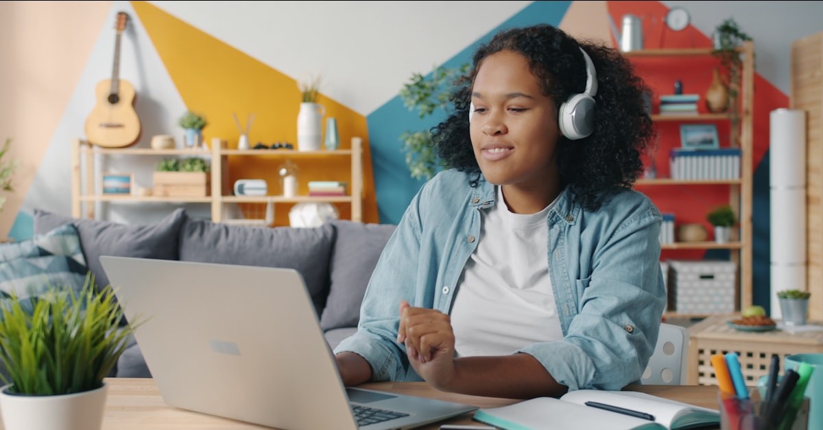 Adolescente ouvindo música com fones, representando a ansiedade na música cristã e a conexão com a geração digital