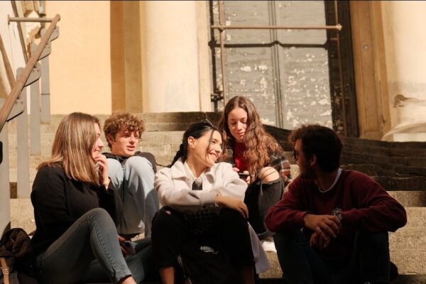 Líder e adolescentes conversando em pequeno grupo