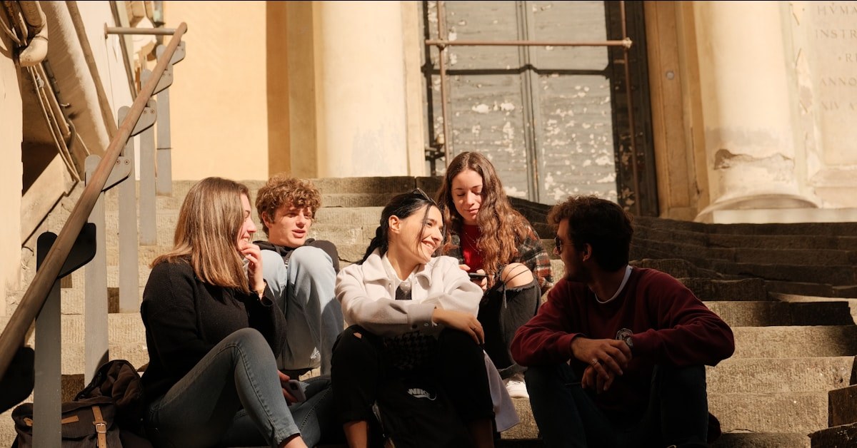 Líder e adolescentes conversando em pequeno grupo