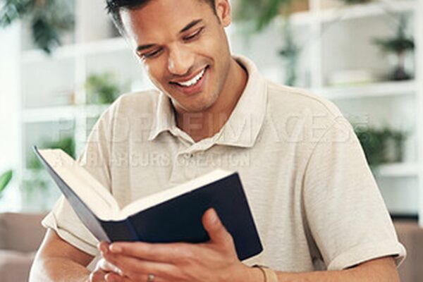 adolescente lendo a Bíblia em casa, representando o discipulado prático do adolescente