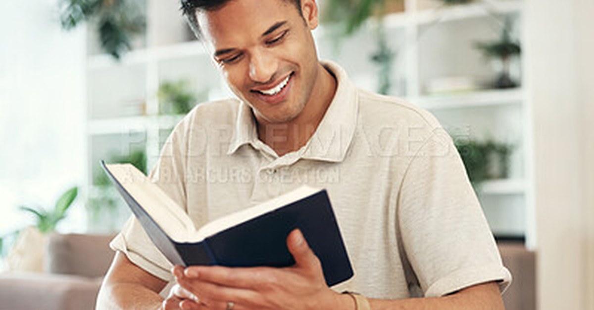 adolescente lendo a Bíblia em casa, representando o discipulado prático do adolescente
