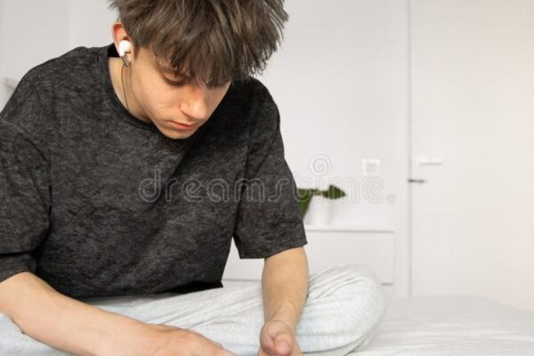 adolescente cristão com celular em quarto, em momento de reflexão sobre as escolhas digitais