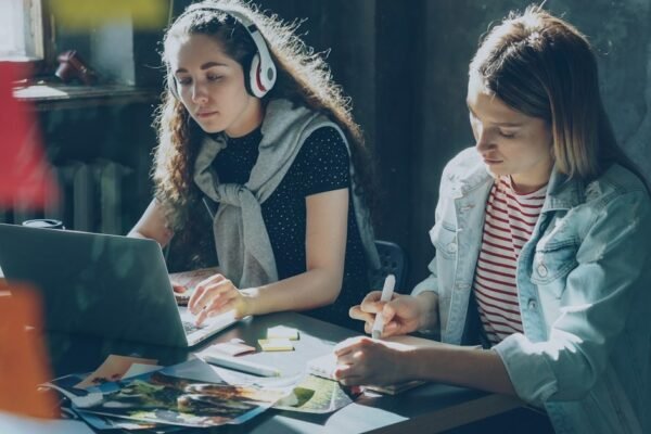 Adolescentes trabalhando juntos em projeto, representando o engajamento de adolescentes no ministério